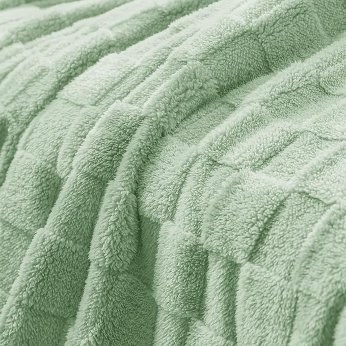 Exclusivo Mezcla King Size Flannel Fleece Blanket, Super Soft and Warm Lightweight Checkered Pattern Blanket for All Seasons, 90x104 Inches, Sage Green